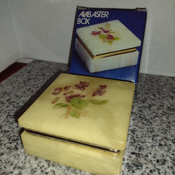 Genuine Alabaster VIOLETS Square Shape Trinket Box. Made in Italy Vntg. 80s NEW. - Picture 4 of 8